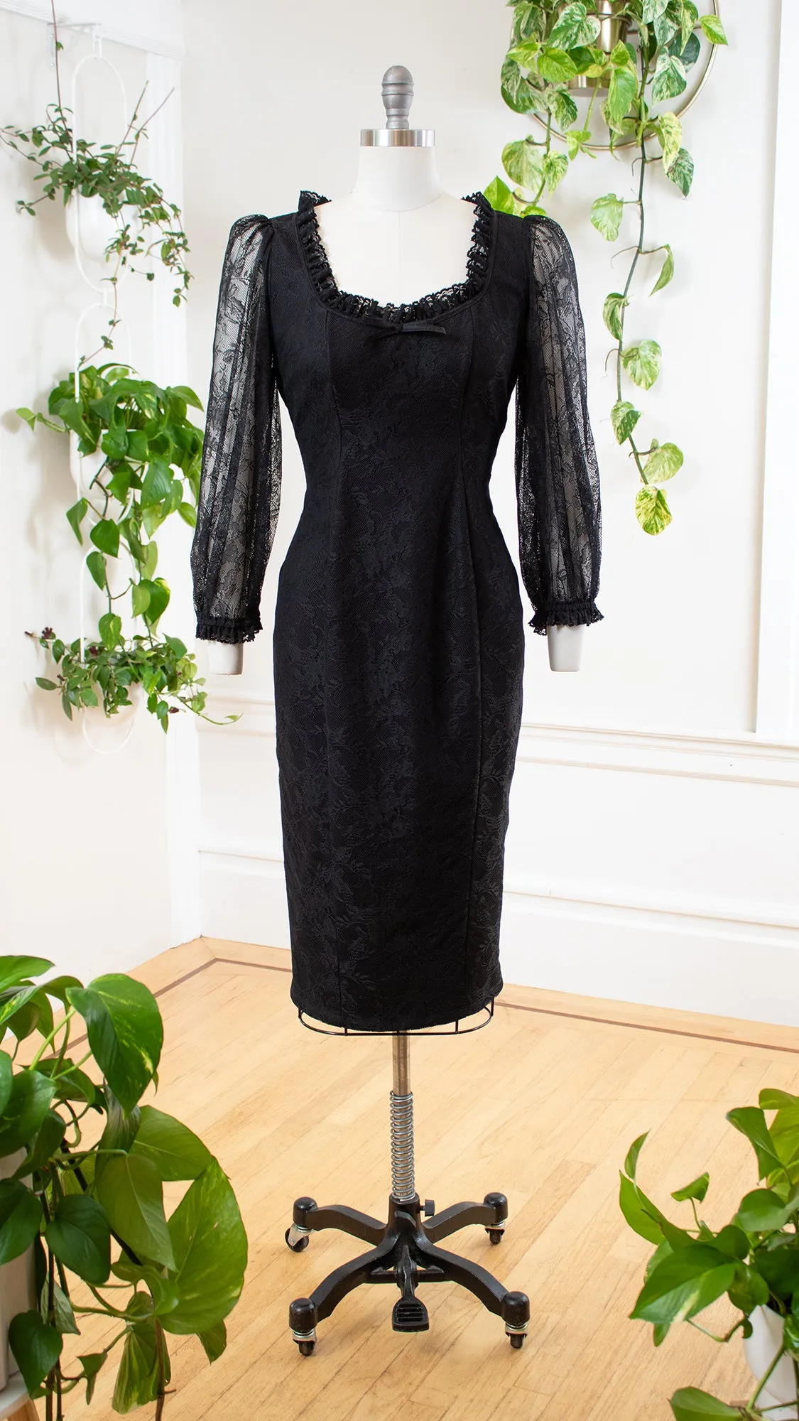 Modern VIXEN by MICHELINE PITT Black Lace Wiggle Dress | medium/large