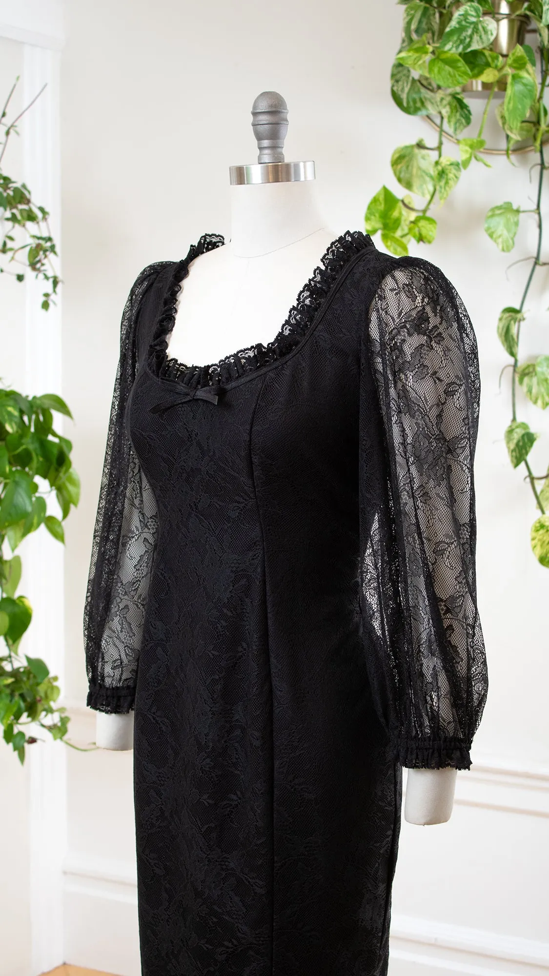 Modern VIXEN by MICHELINE PITT Black Lace Wiggle Dress | medium/large