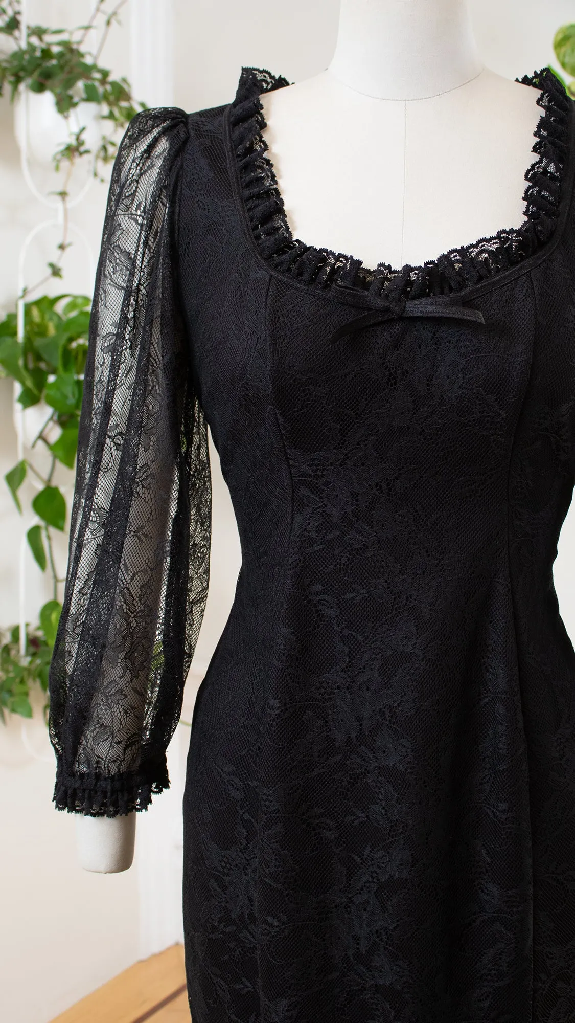 Modern VIXEN by MICHELINE PITT Black Lace Wiggle Dress | medium/large